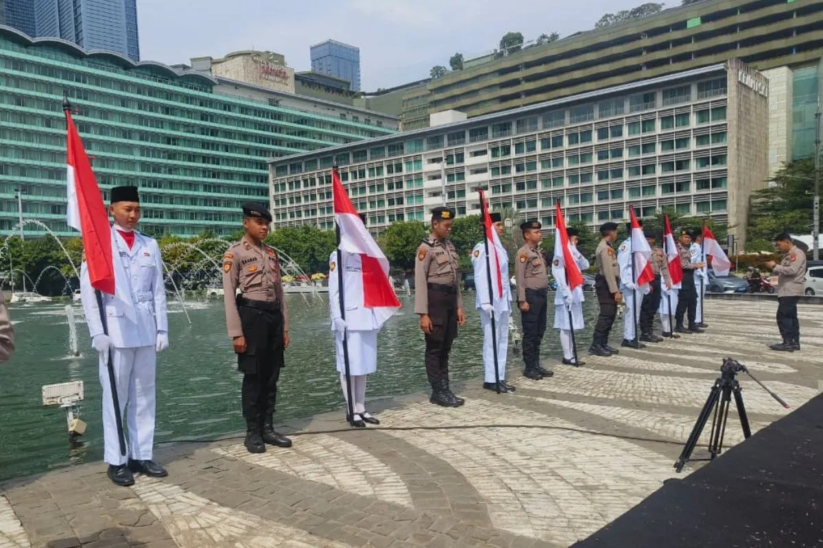 Sambut HUT ke-80 RI, Polres Metro Jakpus Mengumandangkan Indonesia Raya di Bundaran HI